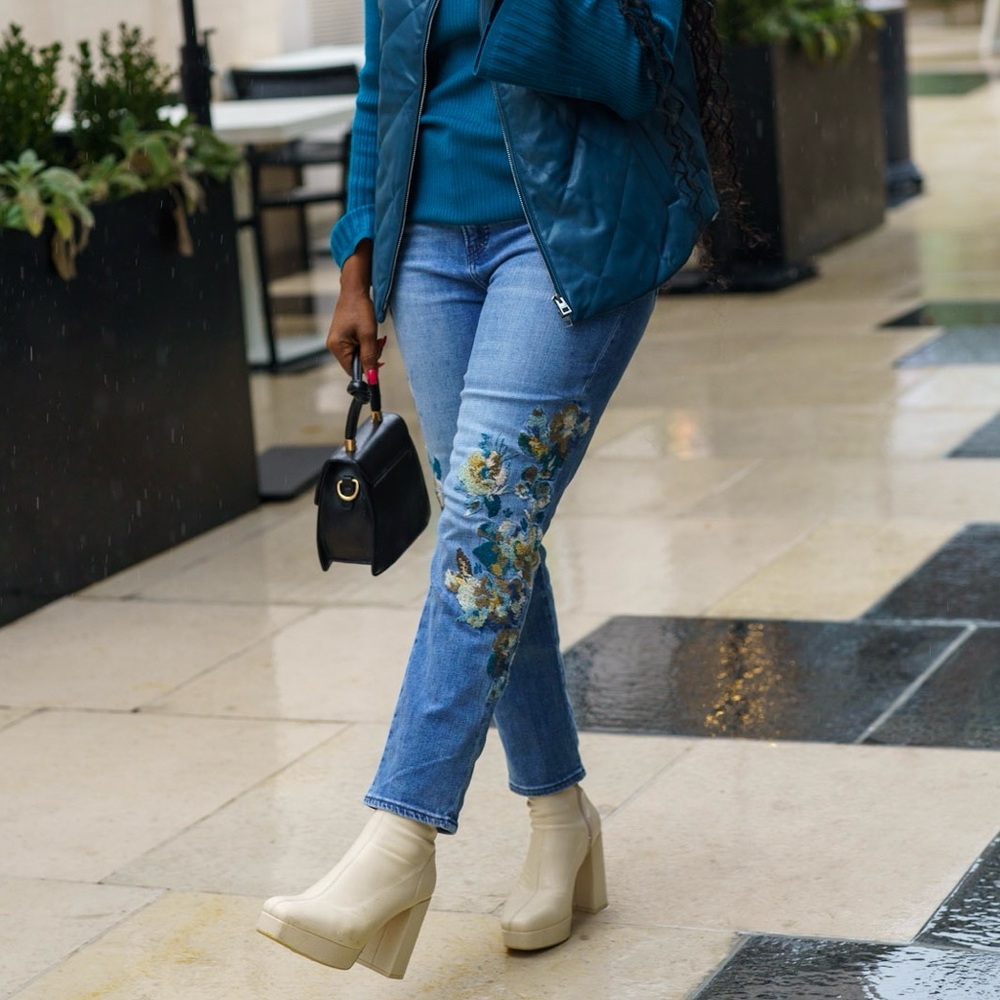 Chico's So Slimming Floral Embroidered Blue Ankle Jeans- Brand New Size 8R - Picture 6 of 10